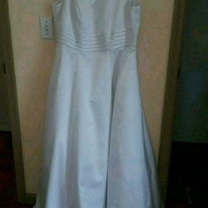 White sleeveless wedding gown